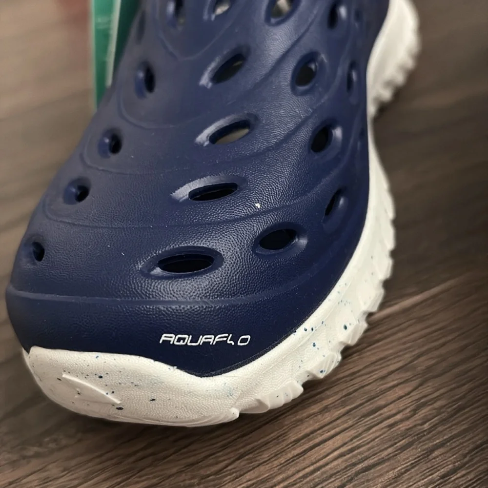 NWT Rugged Shark Rift Water Shoes Youth 2 Navy
